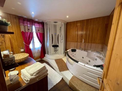 瓦尔堡白雪酒店的带浴缸和盥洗盆的大浴室