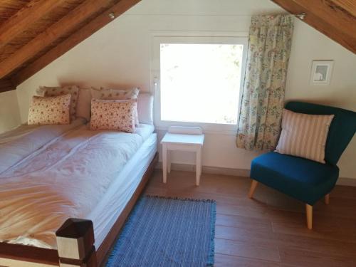 GarafíaAlma的卧室配有床、椅子和窗户。