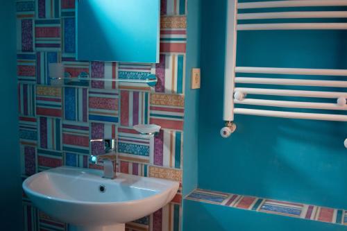 第比利斯Sunflower Hotel的一间带水槽和蓝色墙壁的浴室