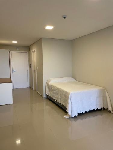 恩卡纳西翁Monoambiente a 400 metros de la playa的卧室位于客房的角落,配有一张床