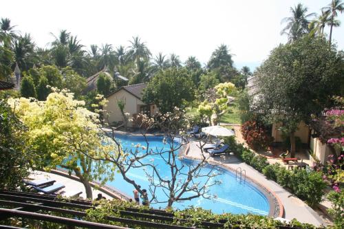 美奈宝琼简易别墅的享有度假村游泳池的顶部景致