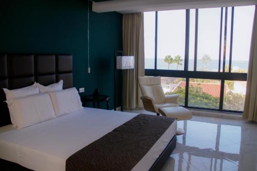 塔拉法尔Hotel Por Do Sol的一间卧室配有一张床,享有海景