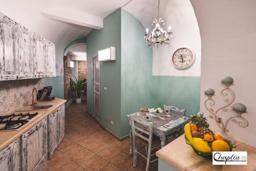 维泰博CHAPLIN Luxury Holiday House的厨房配有桌子和柜台上的水果