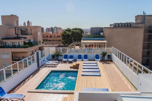 坎帕斯蒂利亚马贝尔酒店的大楼顶部带游泳池的阳台