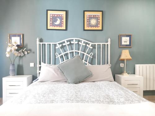 莱加内斯Casa solis的卧室配有白色床和蓝色的墙壁