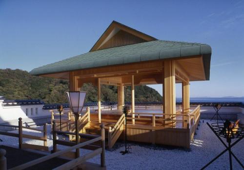 南知多苏库开福旅馆的海滩上的凉亭,背靠大海