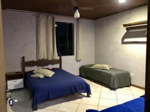 维多利亚Regi House Hostel的一间卧室设有两张床和窗户。
