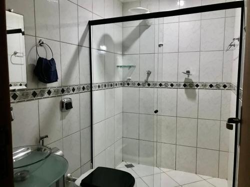 维多利亚Regi House Hostel的带淋浴、卫生间和盥洗盆的浴室