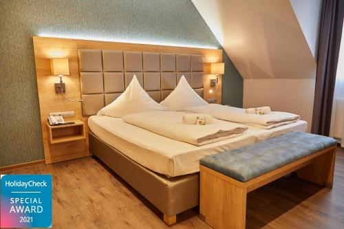 宁堡Bernstein Acamed Resort的一间卧室配有一张大床和床头板