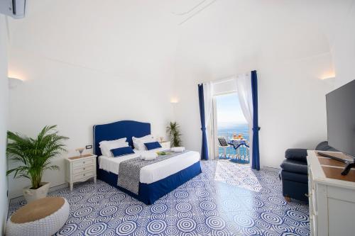 波西塔诺Le Ali sul Mare的一间带特大号床的卧室和一个阳台