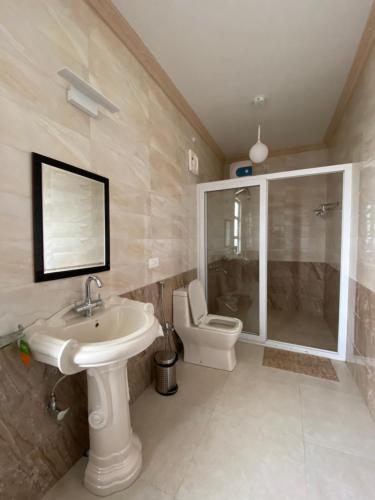 西隆Windermere Inn的一间带水槽和卫生间的浴室