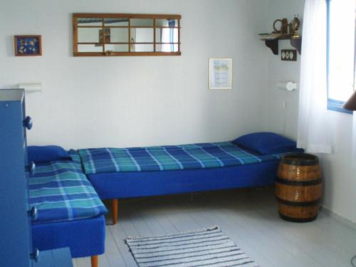 斯泰农松德One-Bedroom Holiday home in Stenungsund的一间设有蓝色床和木桶的房间