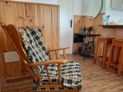 摩亚布拉克罗拉度假屋的厨房配有摇椅和桌子