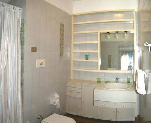格拉索比奥拉罗卡旅馆的一间带水槽、卫生间和镜子的浴室