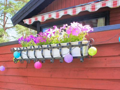 利雪平7 person holiday home in LIDK PING的房屋上带花盆的窗箱