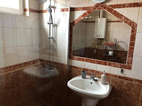 萨尔瓦尔Adél Apartman的一间带水槽和镜子的浴室