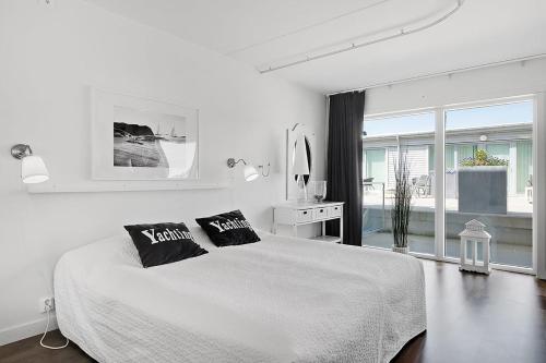 Hotell Kungshamn Suites客房内的一张或多张床位