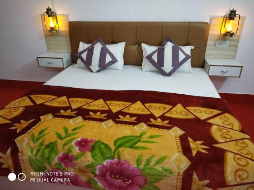 密拉特Hotel travel inn的一间卧室配有一张大床,床上有毯子