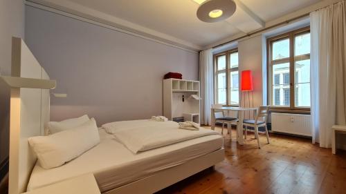 路德斯塔德·威特比Hotel Cranach-Herberge City Centre的白色卧室配有床和桌子