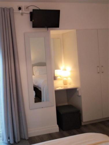 拉斯德拉姆Lettermore Apartment 2的酒店客房带镜子和一张床
