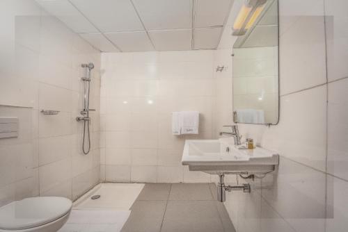 杜阿拉AKWA HIN Douala的白色的浴室设有卫生间和水槽。