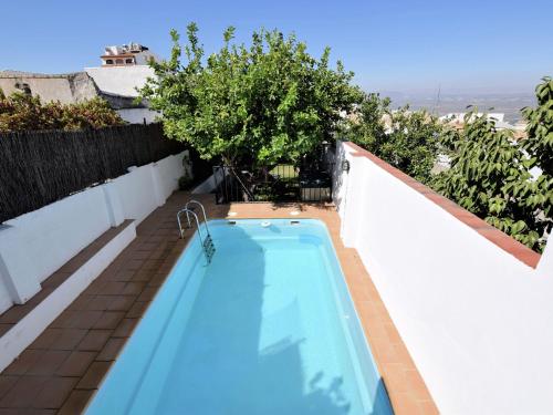 鲁特Belvilla by OYO Casa Alegr a的后院的大型游泳池