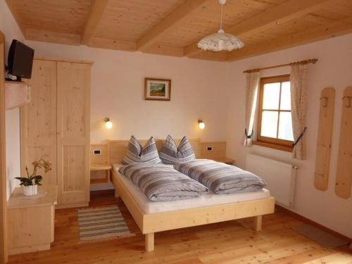 圣坎迪朵Kerschbaumhof的一间卧室配有带枕头的床
