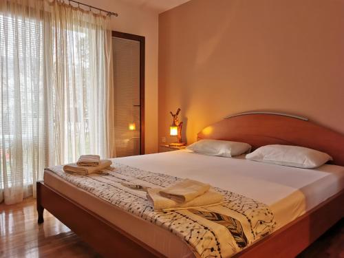 威尔帕扎Guesthouse Vukasevic的一间卧室配有一张床,上面有两条毛巾