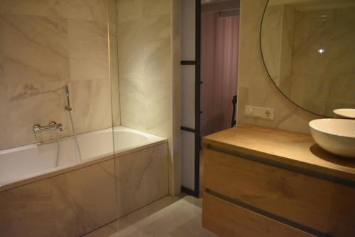 米德尔堡Stadsdromer的带浴缸、水槽和镜子的浴室