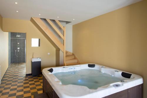 迪克斯梅德马尔德哈度假屋的楼梯浴室设有大浴缸