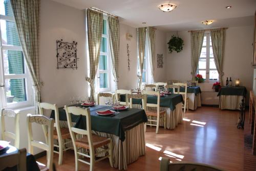Abaurrea Baja波萨达萨利嘉里旅馆的用餐室设有桌椅和窗户。