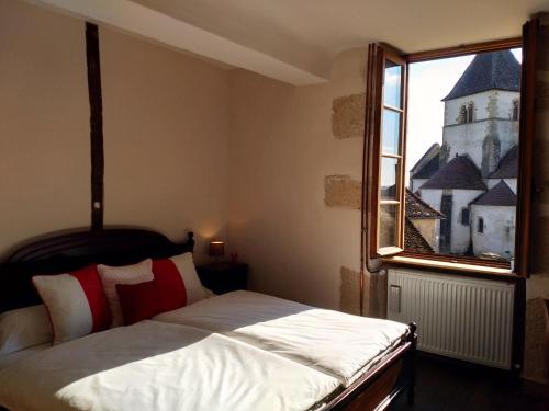 Cercy-la-TourChez Casimir的一间卧室设有一张大床和一个窗户。