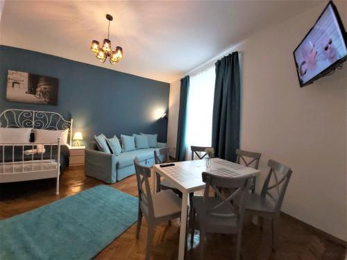 布拉索夫92 Residence的客厅设有餐桌和沙发