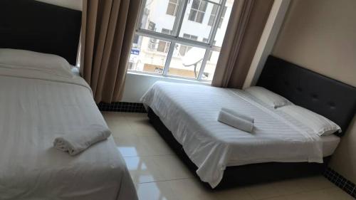吉隆坡LSN Hotel (KL) Sdn Bhd的卧室配有白色的床和窗户