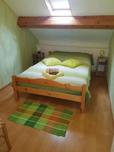 欧坦瓦蒂埃拉酒店的一间卧室配有一张带天窗的床