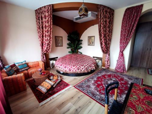 哈斯科沃Hotel Africa的客厅配有床和沙发