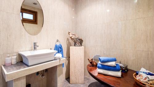 托罗克斯莱卡萨酒店的一间带水槽和镜子的浴室