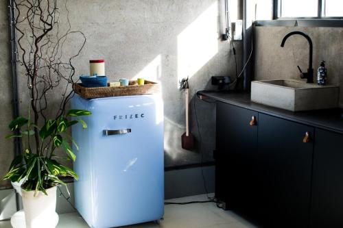 泽尔赫姆B&B De Silotoren的厨房配有小冰箱和水槽