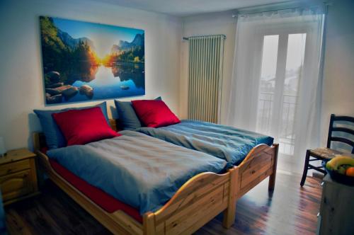 ContheyAuberge Les Rangs的一间卧室配有一张壁画床