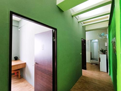 花莲市博愛泊旅讀心境的走廊上设有门和绿色的墙壁