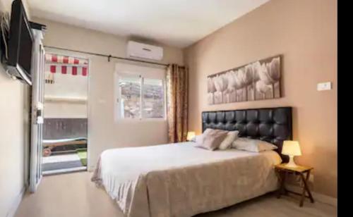 阿布里斯Estrella del Mar的一间卧室配有一张大床和电视