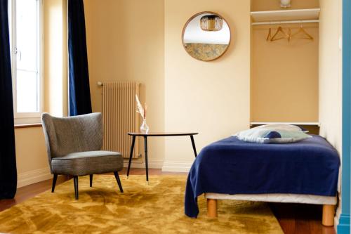 谢尔河畔圣乔治港口磨坊酒店的一间卧室配有一张床、一把椅子和一张桌子