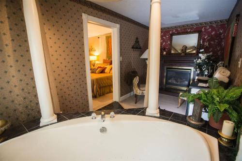 独立城伍德斯托克住宿&早餐旅馆的卧室内的浴缸