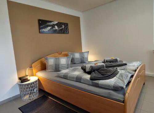 巴特维尔东根Ferienwohnungen am Kurpark的一间卧室配有一张带两个枕头的床
