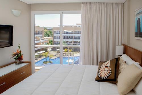 PampatarHotel Margarita Real的酒店客房设有一张床和一个大窗户