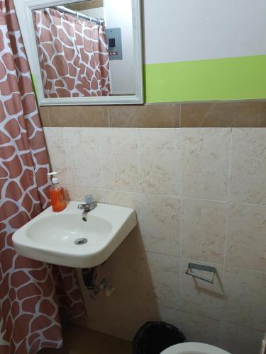 克萨尔特南戈Hotel Kasa Kamelot Central的一间带水槽、镜子和卫生间的浴室