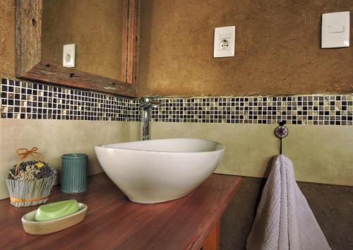 巴拉德瓦利扎斯Los Chajá Ecolodge的木制柜台上带大碗水槽的浴室