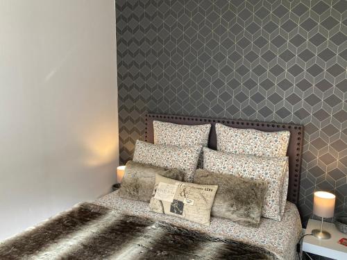 安锡阿讷西都市风情一室公寓的一间卧室配有一张带灰色墙壁的床