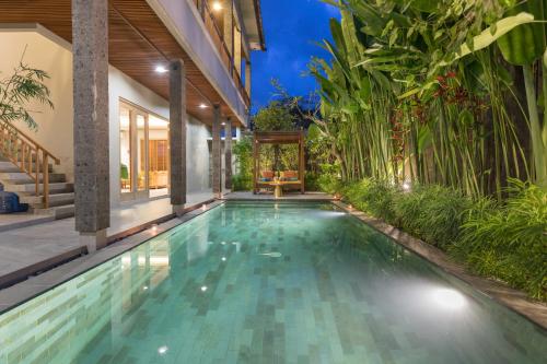 Villa Daun 2 Canggu by Premier Hospitality Asia内部或周边的泳池