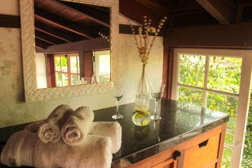 帕拉蒂Casa de Hospedagem Paraty的厨房配有带酒杯和毛巾的吧台